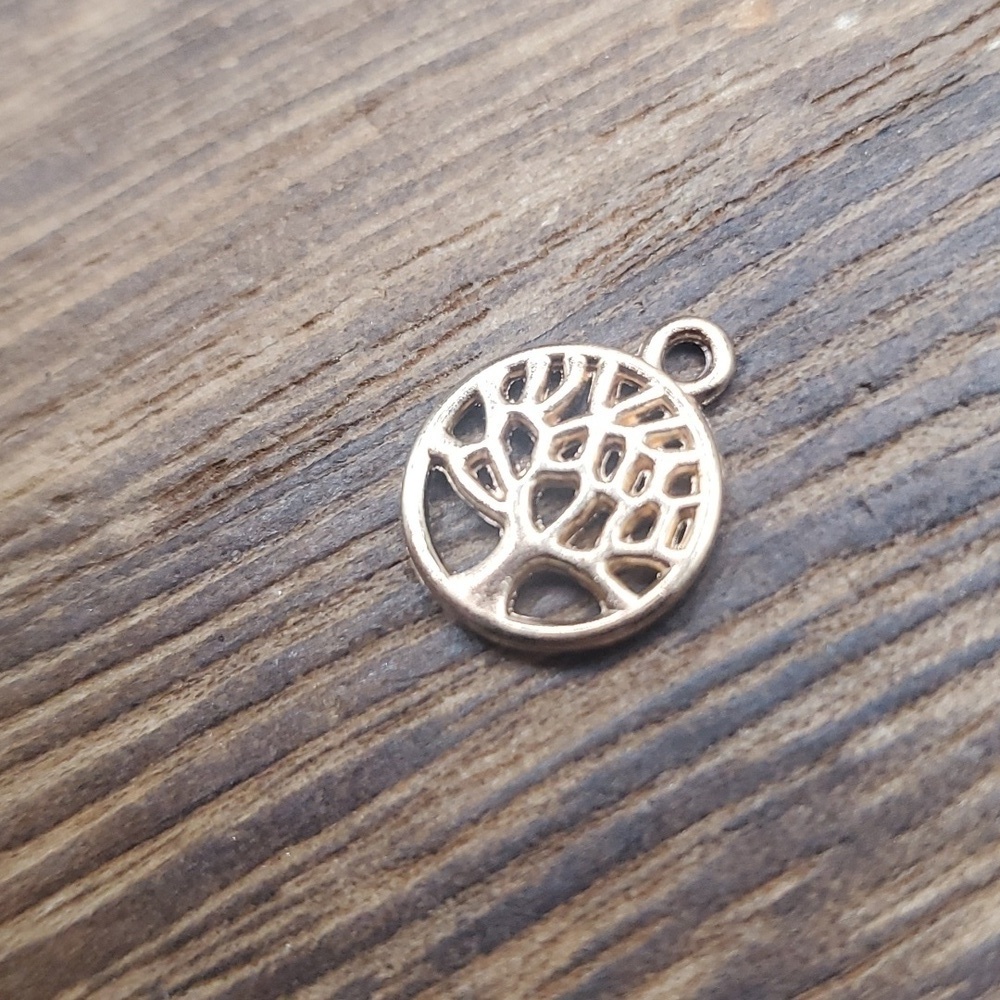 Tree of life charm‎ P107